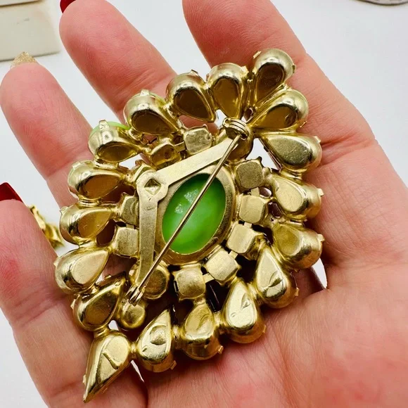 Elegant Vintage Juliana D&E Green and Gold Brooch and Earring Set - Picture 4 of 8